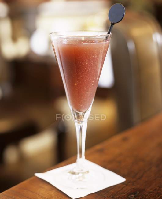 Вид крупным планом на стакан клубничного коктейля — стоковое фото