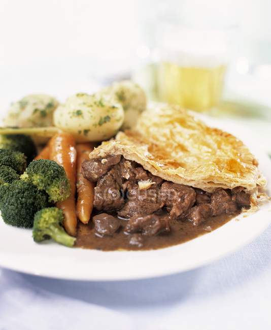 Beef pie with vegetables — Stock Photo