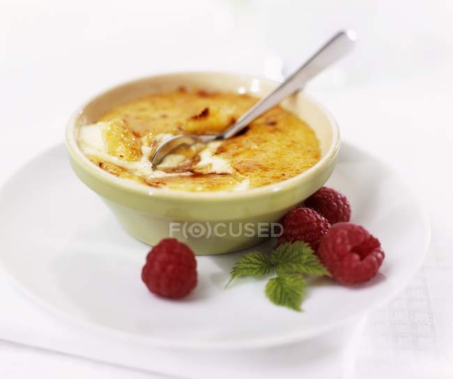 Closeup view of Creme brulee with fresh raspberries — Stock Photo