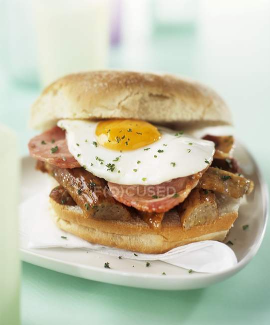 Сэндвич с жареным яйцом — стоковое фото
