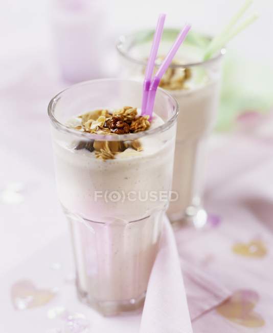 Milkshakes with caramelized nuts — Stock Photo
