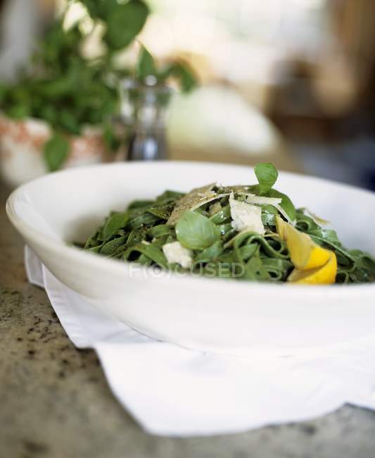 Tagliatelle verdi con parmigiano — Foto stock