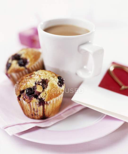 Muffins de mirtilo com xícara de chá — Fotografia de Stock