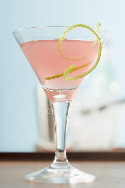Cosmopolitan with lime zest — Stock Photo