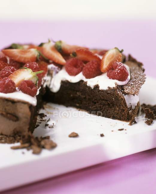 Gâteau au chocolat à la crème fouettée — Photo de stock