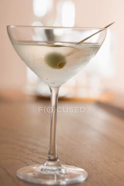 Martini con olive su bastoncino da cocktail — Foto stock