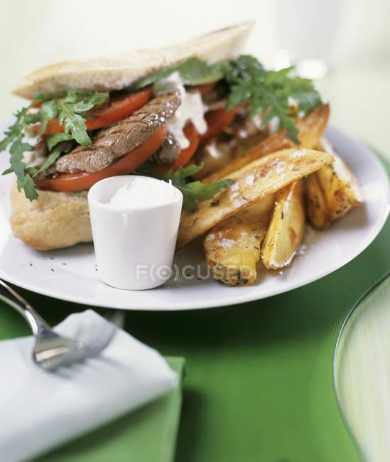 Steak-Sandwich mit Rucola — Stockfoto