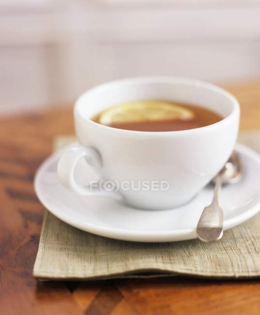 Tasse Tee mit Zitrone — Stockfoto