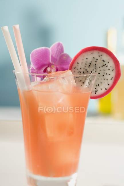 Cocktail fruttato con fetta di pitaya — Foto stock