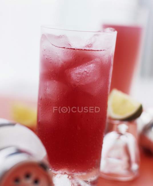 Крупный план коктейля из красных фруктов со льдом — стоковое фото