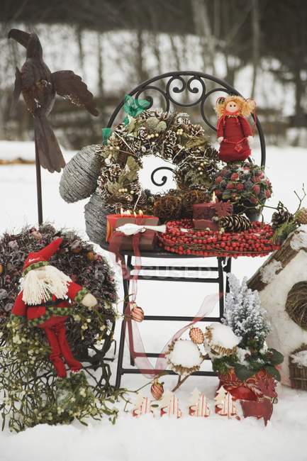 Різдвяні прикраси на садовому стільці — стокове фото