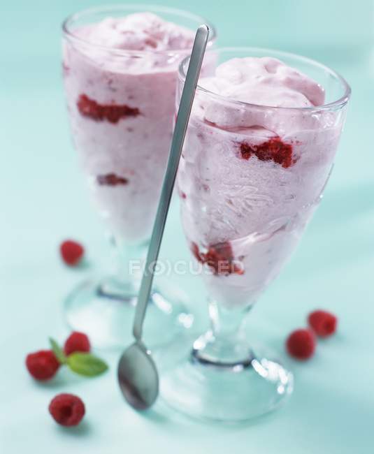 Raspberry ice cream in two sundae glasses — Stock Photo