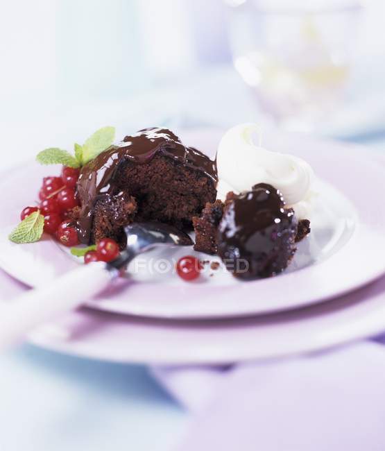 Chocolate pudding with redcurrants — Stock Photo
