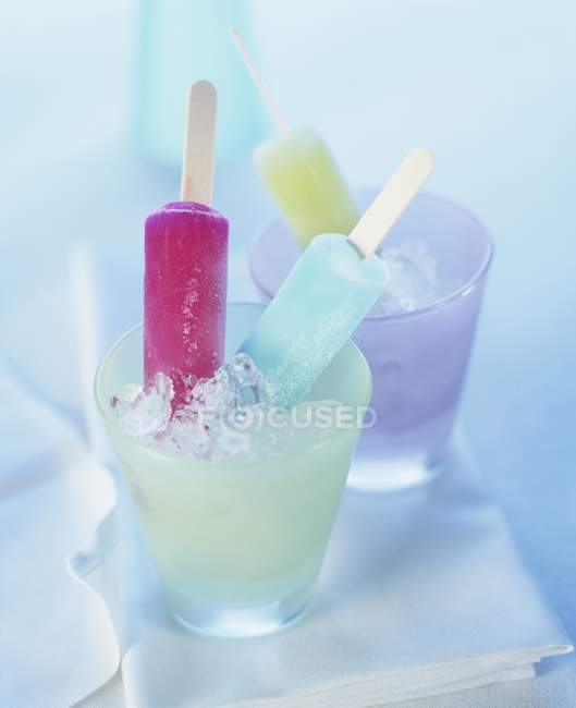Ice lollies in glasses of crushed ice — Stock Photo