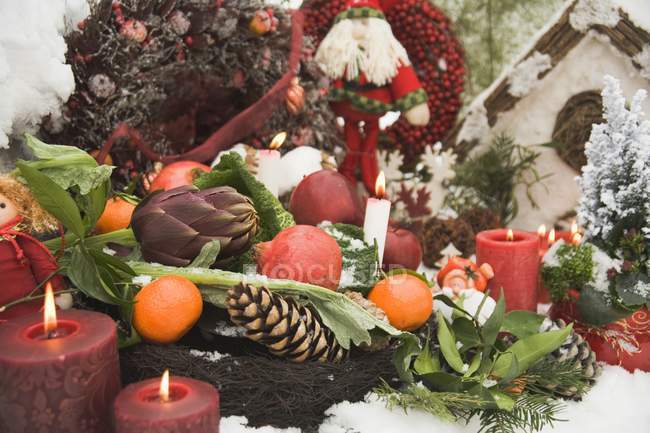 Décorations de Noël dans un jardin enneigé — Photo de stock