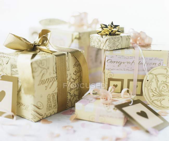 Différents cadeaux décorés attachés avec des rubans — Photo de stock