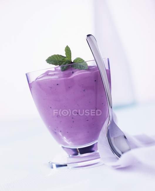 Berry yoghurt with mint — Stock Photo