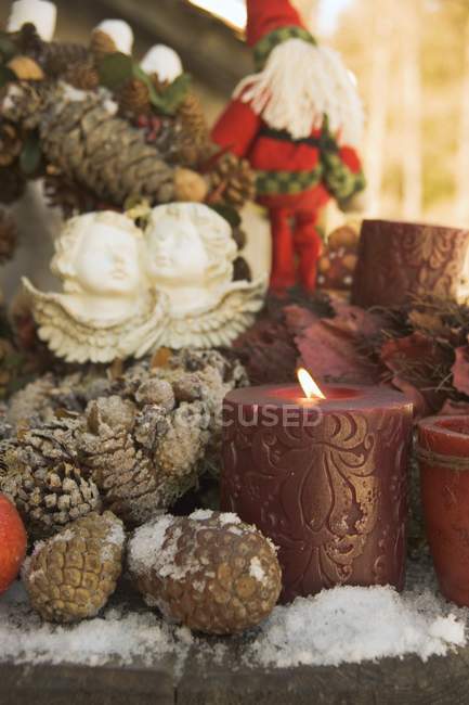 Decorazioni natalizie su tavola di legno — Foto stock