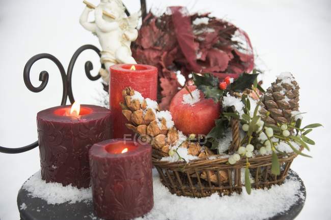 Decorazioni natalizie sul tavolo da giardino — Foto stock