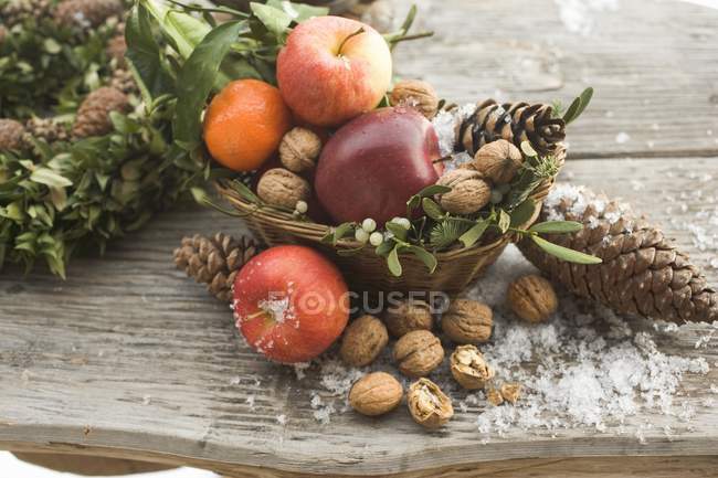 Сельский рождественский декор с яблоками — стоковое фото