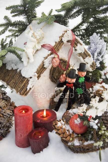 Décorations de Noël et balayages de cheminée — Photo de stock