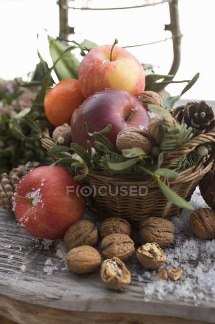 Сельский рождественский декор с яблоками — стоковое фото