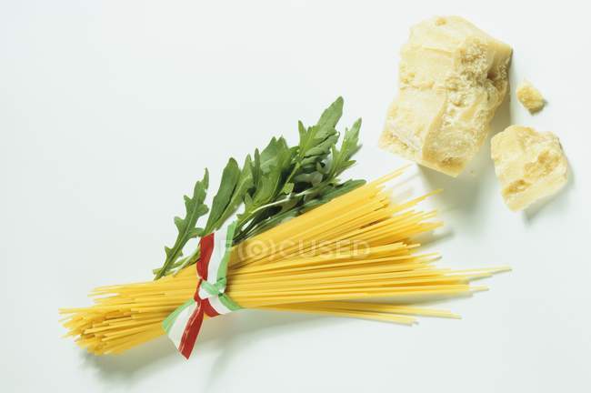 Un paquet de spaghettis crus — Photo de stock