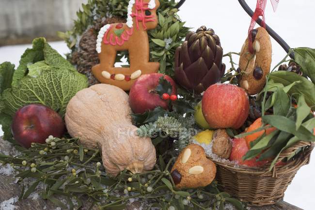Gemüse und Misteln auf weiß — Stockfoto