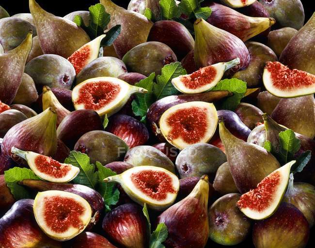 Fresh figs, whole and halved — Stock Photo