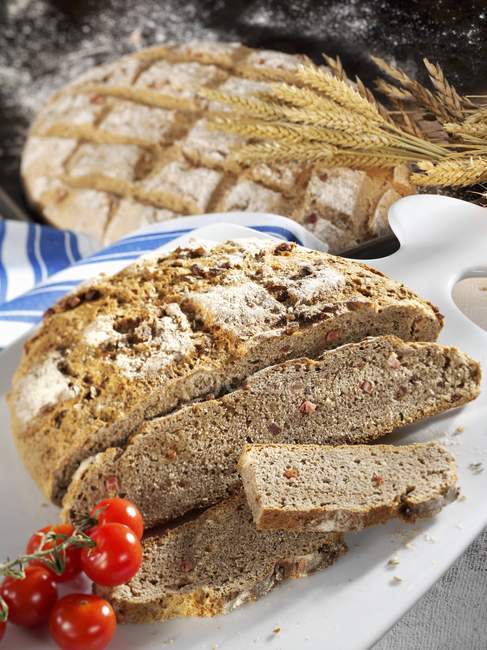 Бекон сільський хліб — стокове фото