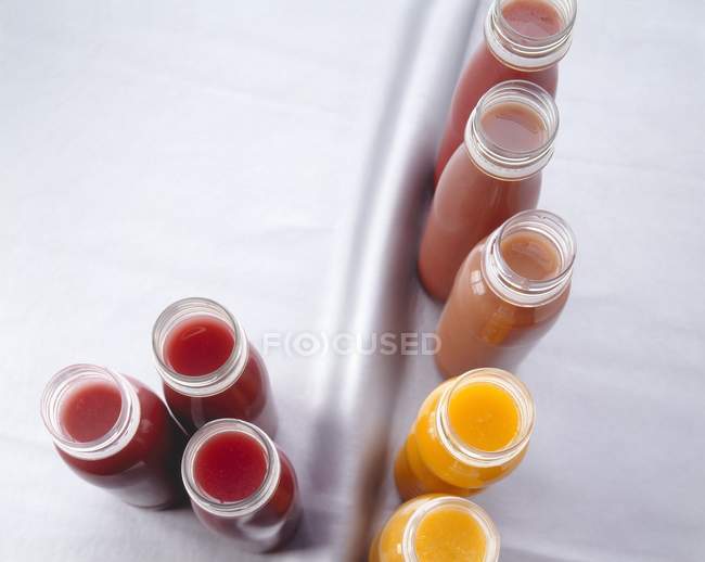 Différents smoothies en bouteilles en plastique — Photo de stock