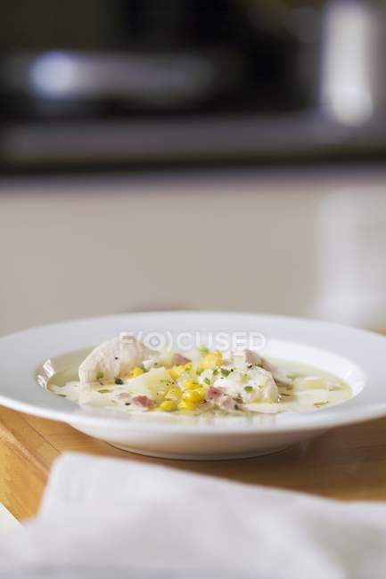 Vista close-up de frango e sopa de milho doce com pimenta — Fotografia de Stock