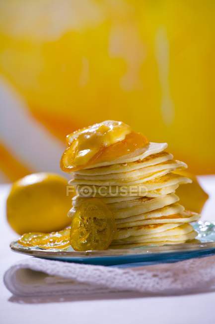 Pancakes with candied lemon slices — Stock Photo