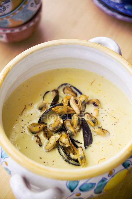 Mussel soup with saffron — Stock Photo
