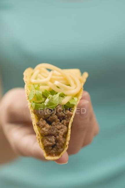 Рука холдингу taco — стокове фото