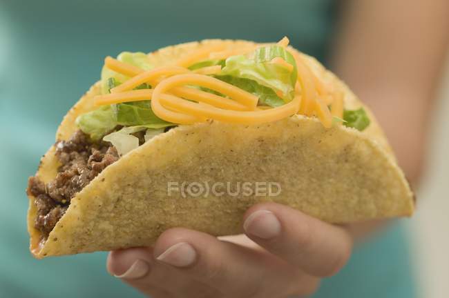 Hand holding taco — Stock Photo