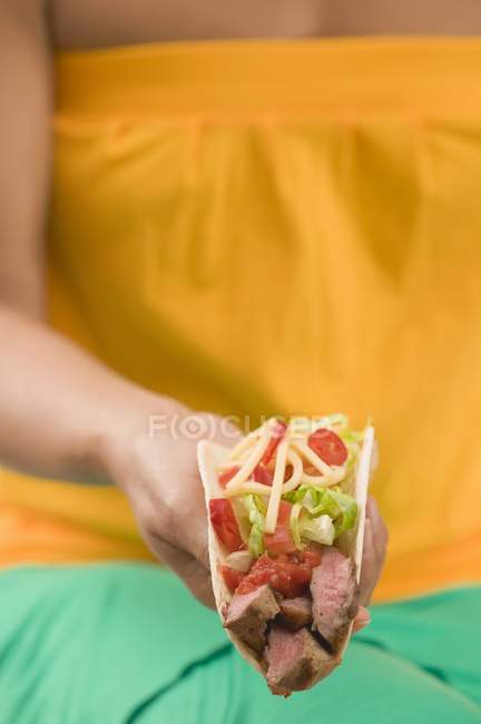 Femme tenant taco — Photo de stock