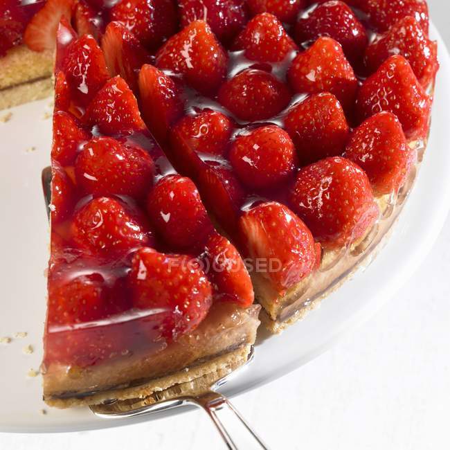 Partly sliced Strawberry flan — Stock Photo