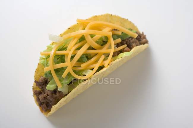 Taco gefüllt mit Hackfleisch — Stockfoto
