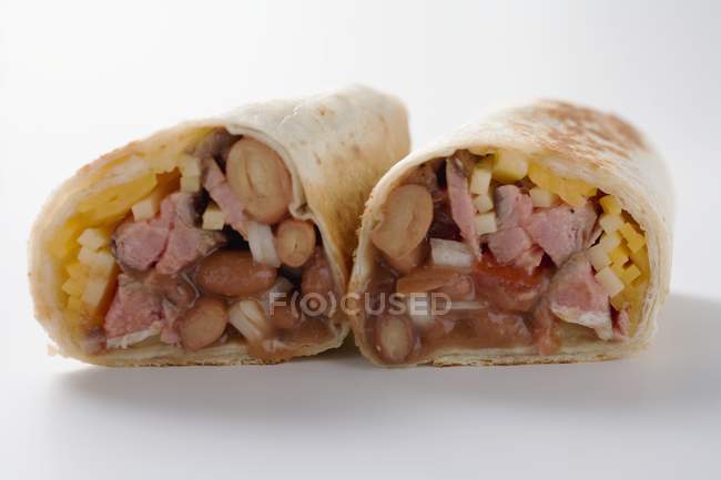 Zwei Wraps gefüllt mit Fleisch — Stockfoto