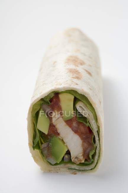 Wrap gefüllt mit Huhn und Avocado auf weißem Hintergrund — Stockfoto