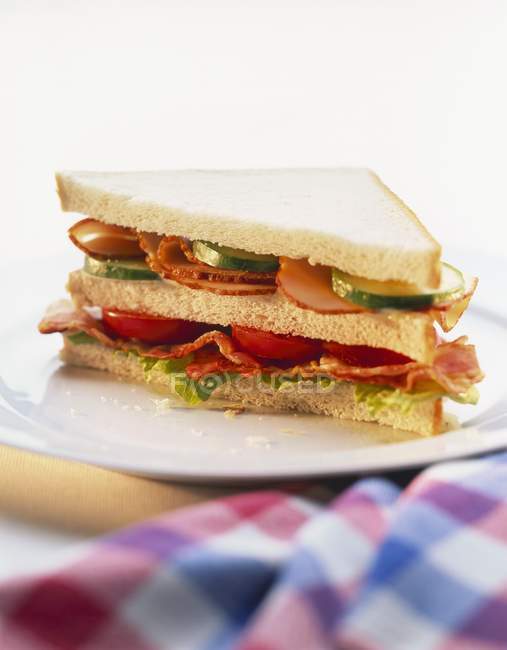 Sandwich mit Tomaten und Gurken — Stockfoto