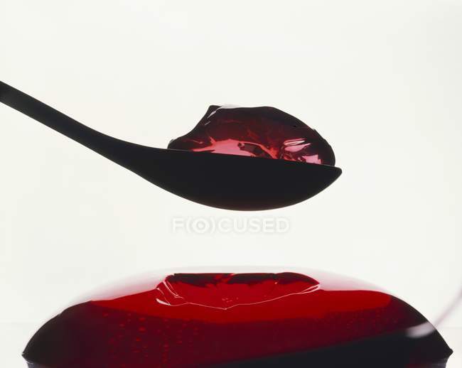 Красное желе с ложкой — стоковое фото