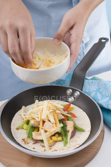 Mãos polvilhando queijo ralado — Fotografia de Stock