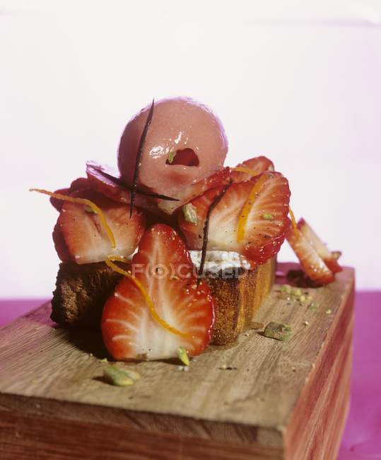 Kuchen mit Erdbeersalat — Stockfoto