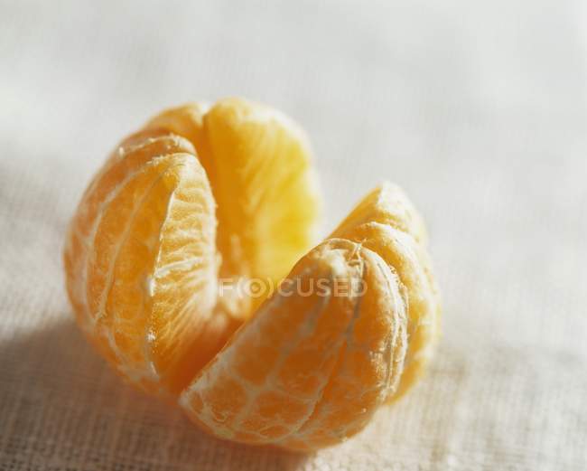 Mandarina pelada naranja - foto de stock