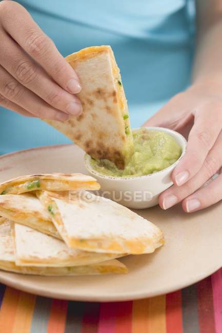Mani immergendo tortilla — Foto stock