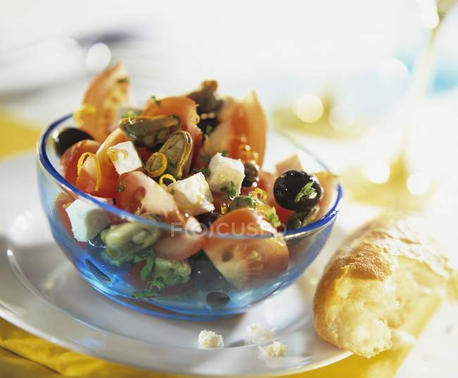 Vista close-up de salada com tomates, mexilhões, feta e azeitonas — Fotografia de Stock