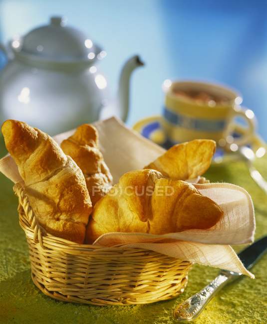 Croissants dans le panier à pain — Photo de stock