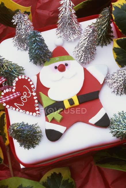 Pastel de Navidad con Papá Noel - foto de stock